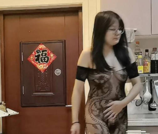 海角社区.新年淫妻给大家露脸拜年了