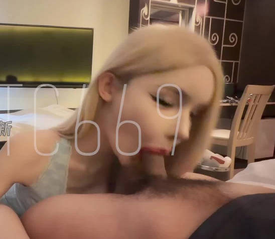 吃两根才淫蕩射嘴里后让兄弟再操-派大星